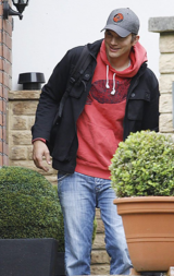 Ashton Kutcher - Heads to Heathrow