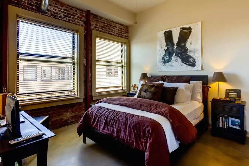 $898 / 1br - 809sqft - modern living loft thumbnail 4