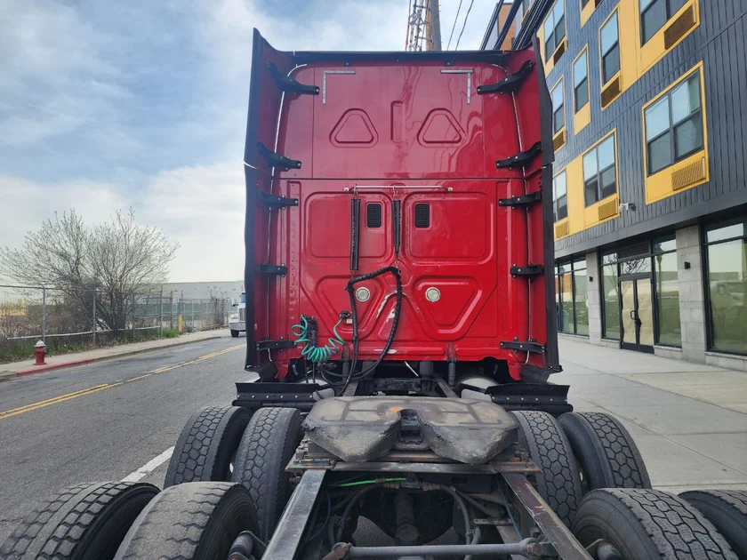 freightliner cascadia evolution 20161 million 26 thousand good running truck - $ thumbnail 2