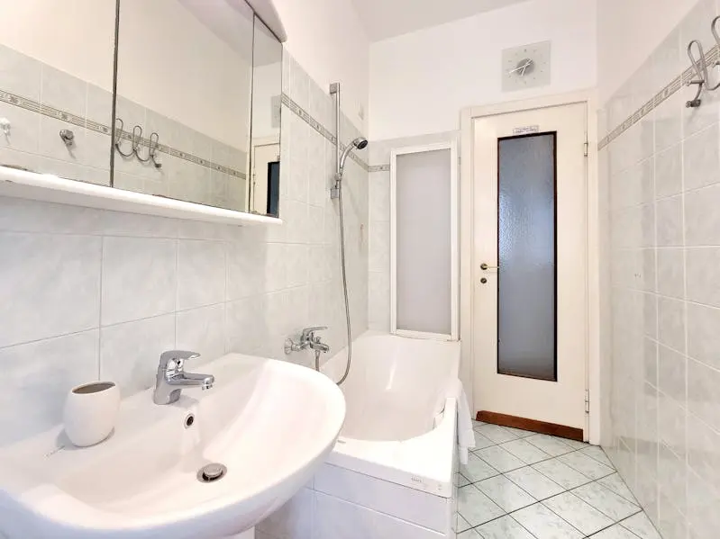 here’s the title for the ad: spacious 2-bedroom apartment for rent in los angele thumbnail 2