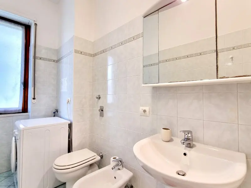 here’s the title for the ad: spacious 2-bedroom apartment for rent in los angele thumbnail 3