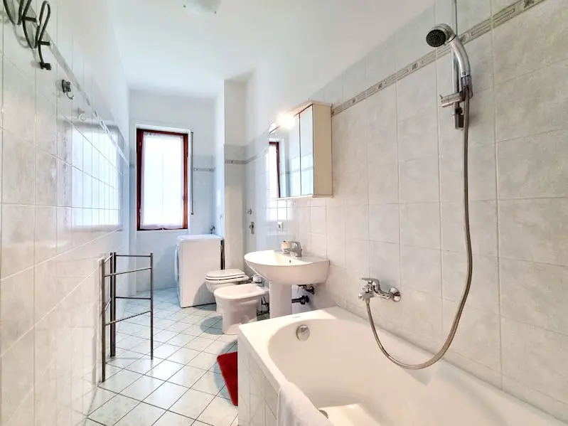 here’s the title for the ad: spacious 2-bedroom apartment for rent in los angele thumbnail 4