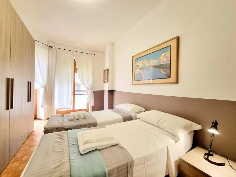 here’s the title for the ad: spacious 2-bedroom apartment for rent in los angele thumbnail 5