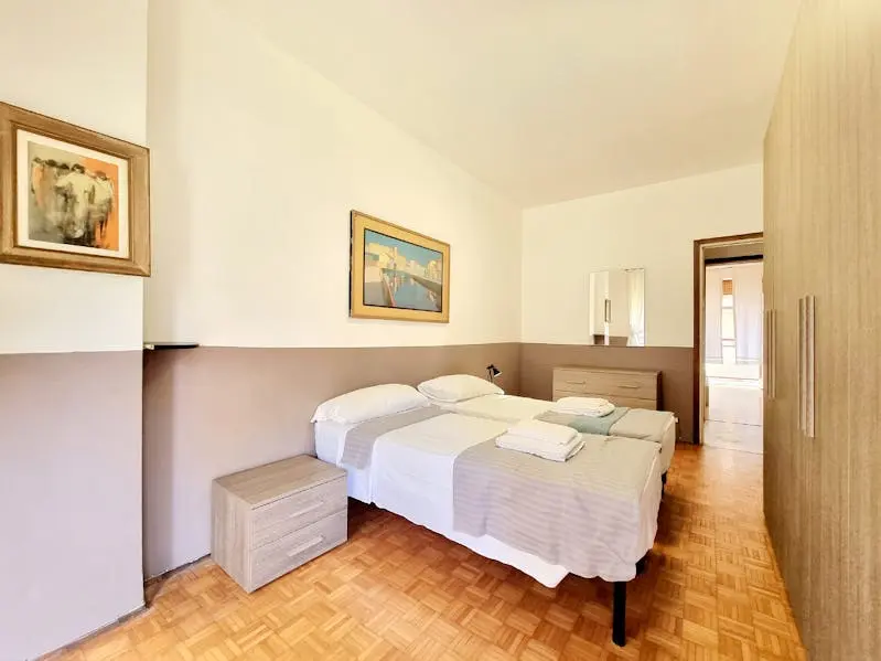 here’s the title for the ad: spacious 2-bedroom apartment for rent in los angele thumbnail 6