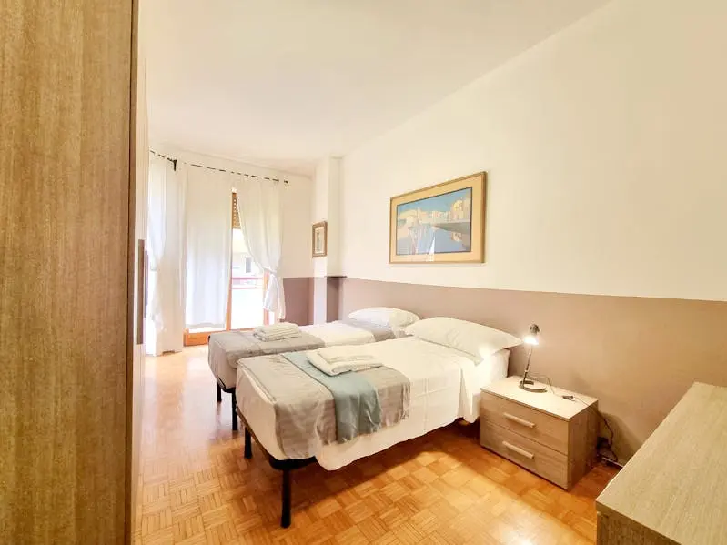 here’s the title for the ad: spacious 2-bedroom apartment for rent in los angele thumbnail 7