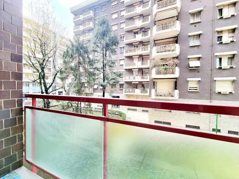 here’s the title for the ad: spacious 2-bedroom apartment for rent in los angele thumbnail 8