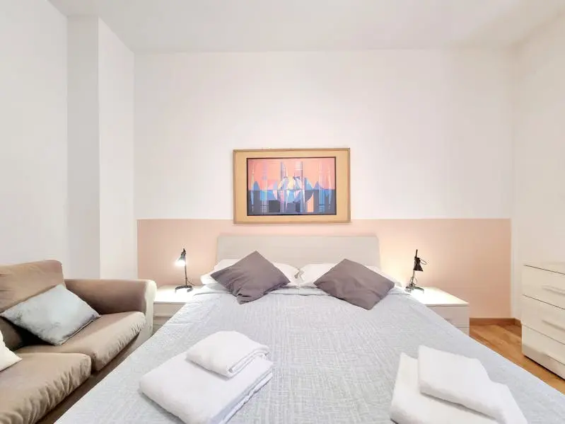 here’s the title for the ad: spacious 2-bedroom apartment for rent in los angele thumbnail 9