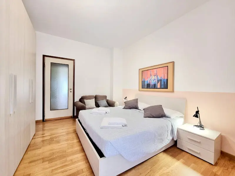 here’s the title for the ad: spacious 2-bedroom apartment for rent in los angele thumbnail 10