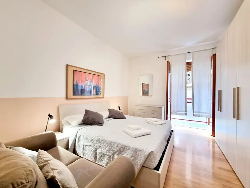 here’s the title for the ad: spacious 2-bedroom apartment for rent in los angele thumbnail 11