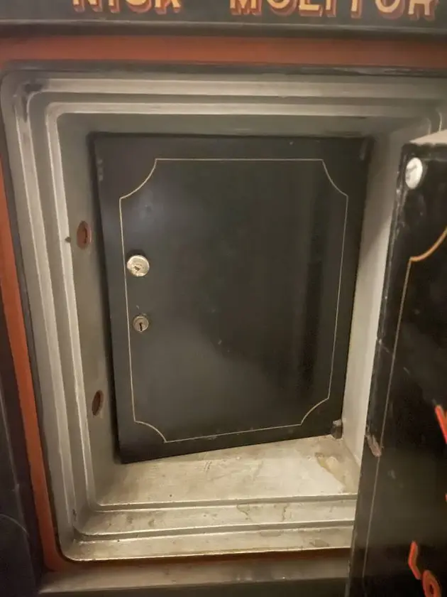 antique hall or vulcan safe - $1,100 thumbnail 2