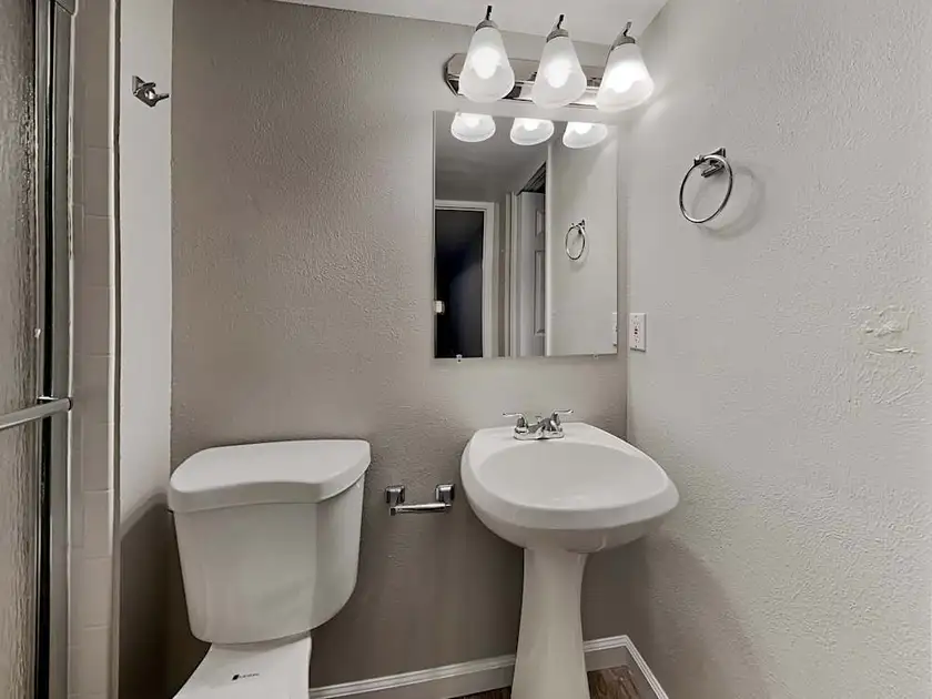 house for reat - $1,000 thumbnail 8