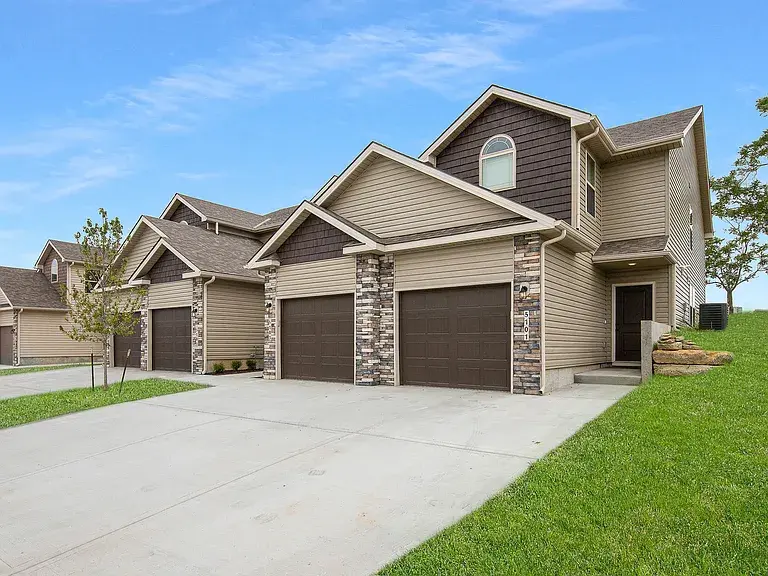 $1,450 / 3br - 1196sqft - blessed home thumbnail 3