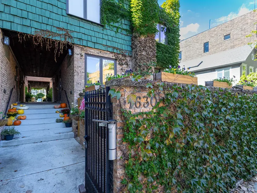 $579,900 2 bedroom and 2 bathroom thumbnail 2