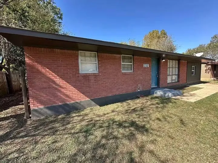 $700 / 2br - 97sqft - parkstone realty thumbnail 2