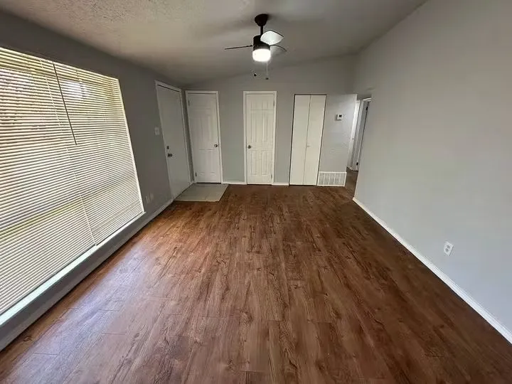 $700 / 2br - 97sqft - parkstone realty thumbnail 3