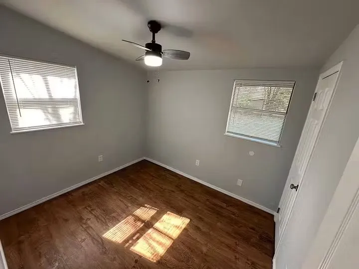 $700 / 2br - 97sqft - parkstone realty thumbnail 4