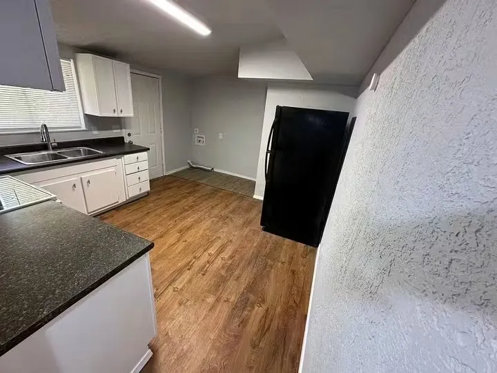 $700 / 2br - 97sqft - parkstone realty thumbnail 5