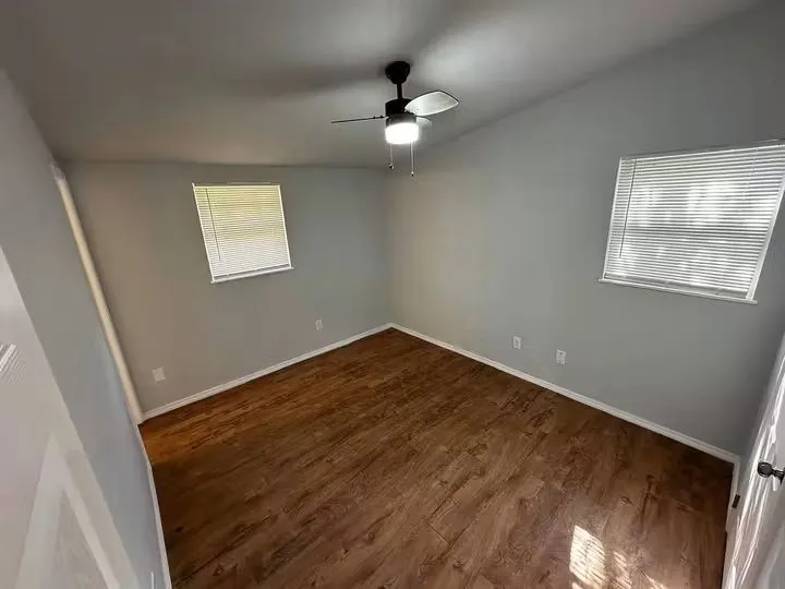 $700 / 2br - 97sqft - parkstone realty thumbnail 6