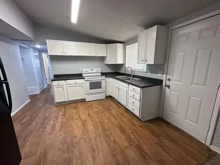 $700 / 2br - 97sqft - parkstone realty thumbnail 7