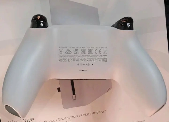 playstation 5 pro - $400 thumbnail 7