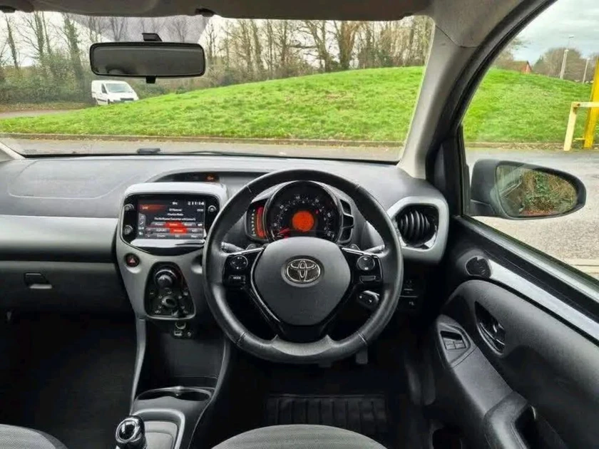 toyota aygo thumbnail 9