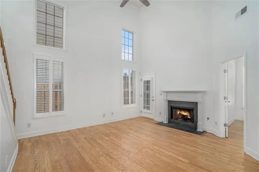 $800 / 2br - 990sqft - move in ready thumbnail 2
