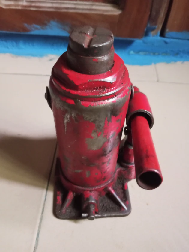 hydraulic jack - $20 thumbnail 2