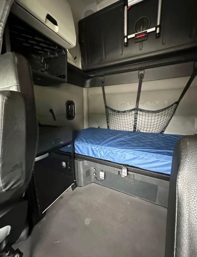 2021 freightliner cascadia🚛 detroit dd15 engine⚙️ automatic transmission📊 717,00 thumbnail 2