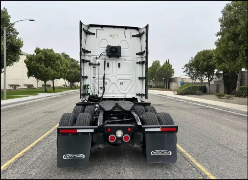 2021 freightliner cascadia🚛 detroit dd15 engine⚙️ automatic transmission📊 717,00 thumbnail 3