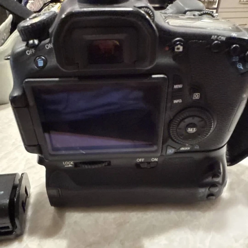 canon 60d dslr camera body comes with dual battery holder and hand strap|og box! thumbnail 2