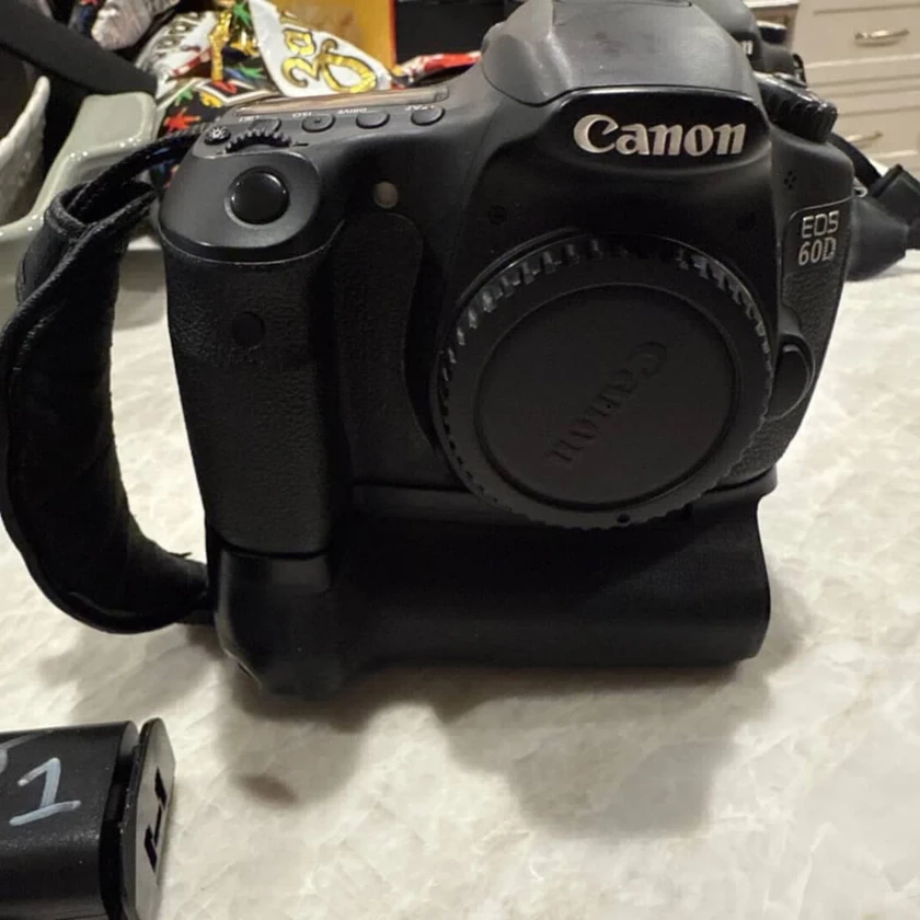 canon 60d dslr camera body comes with dual battery holder and hand strap|og box! thumbnail 3