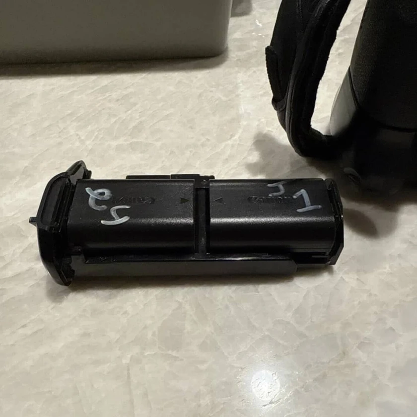 canon 60d dslr camera body comes with dual battery holder and hand strap|og box! thumbnail 4