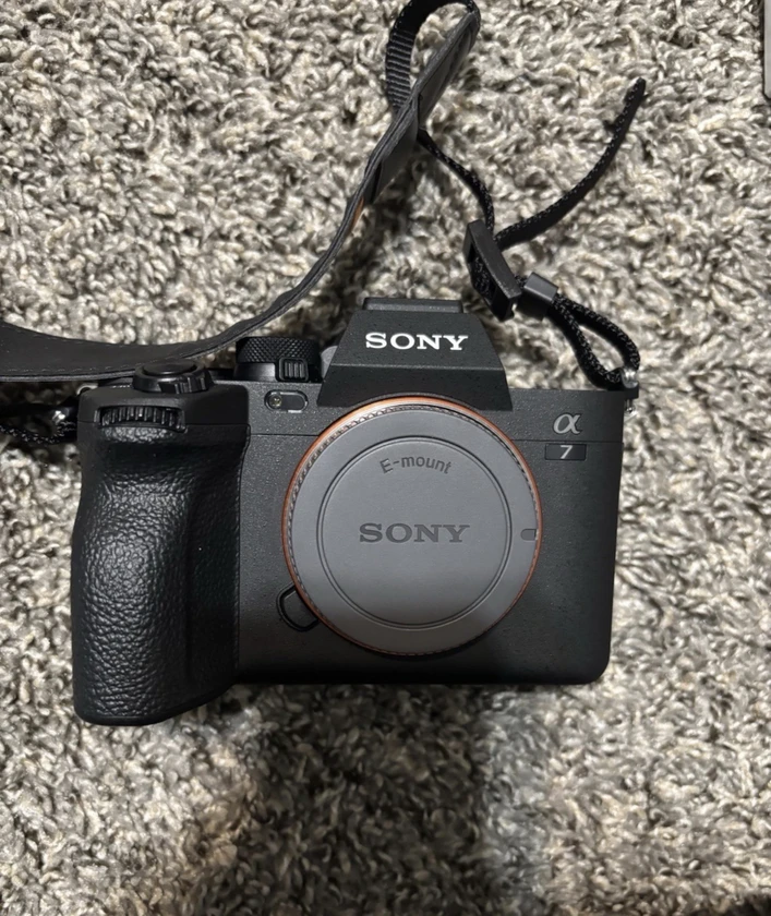 sony alpha 7 iv mirrorless camera body and a sigma 24-70mm f/2.8 dg dn ii art le thumbnail 4