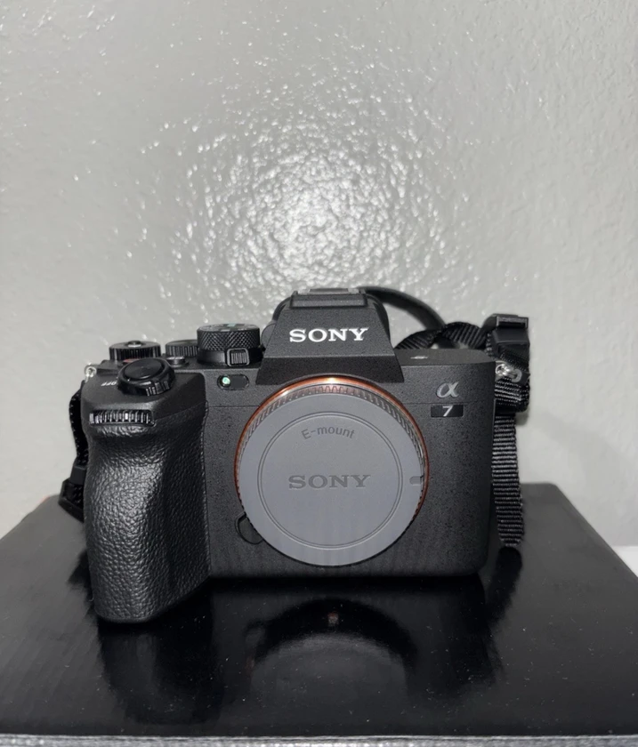 sony alpha 7 iv mirrorless camera body and a sigma 24-70mm f/2.8 dg dn ii art le thumbnail 5