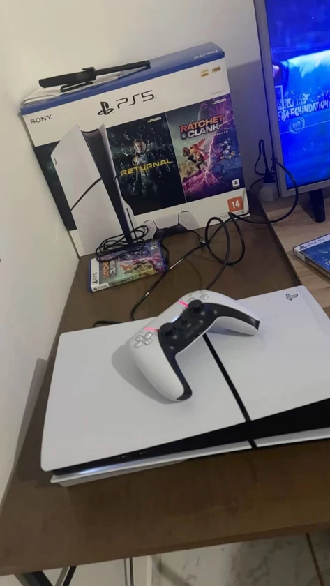 sony playstation 5 video gameconsole - $600 thumbnail 3