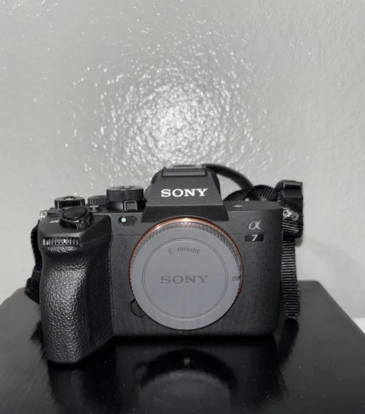 sony alpha 7 iv mirrorless camera body - $1,500 thumbnail 4