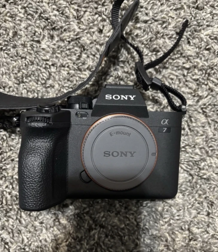 sony alpha 7 iv mirrorless camera body - $1,500 thumbnail 3