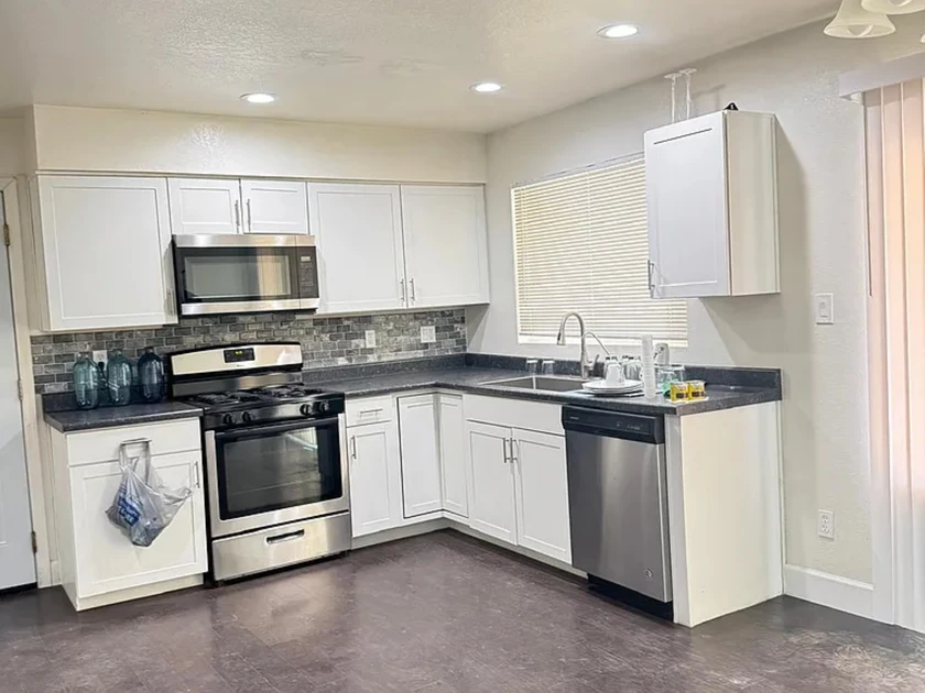 $950 / 1168sqft 3beds 2 baths thumbnail 2