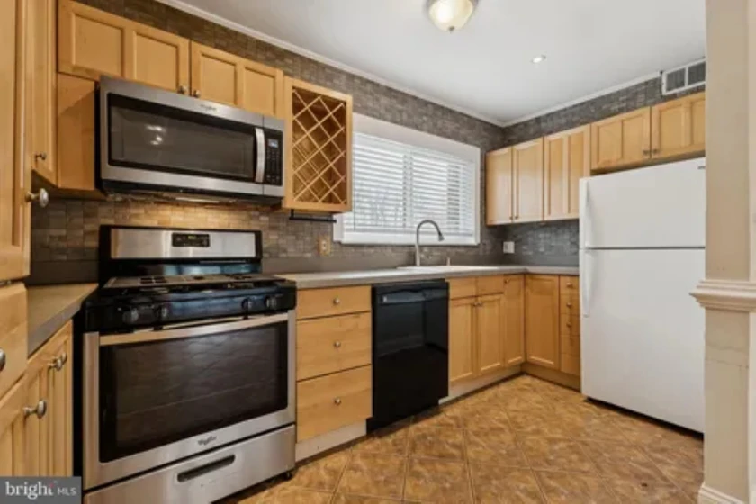 $1,400 / 2br - 998sqft - a charming condo thumbnail 5