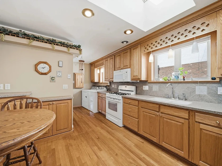 $1,700 / 3br - 1028sqft - 11326 s troy st, chicago, il 60655 thumbnail 4