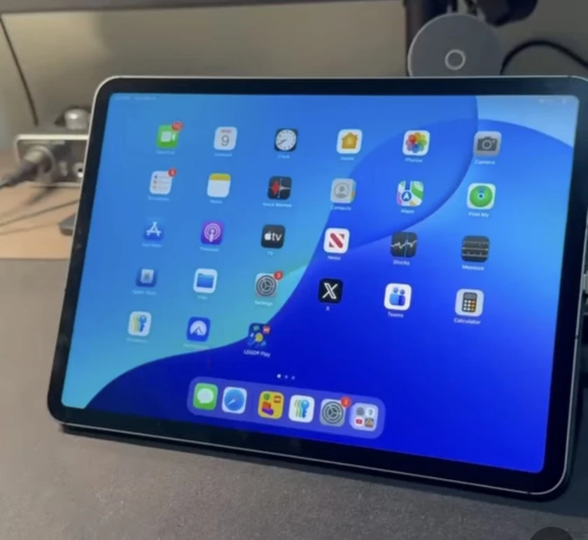 ipad pro 11in wifi + cellular(3rd gen) - $350 thumbnail 2