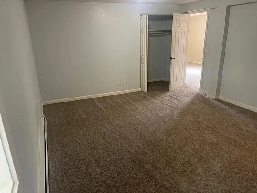 $900 / 1br - 900sqft - spacious clean super quite downstairs apartment in a dupl thumbnail 5