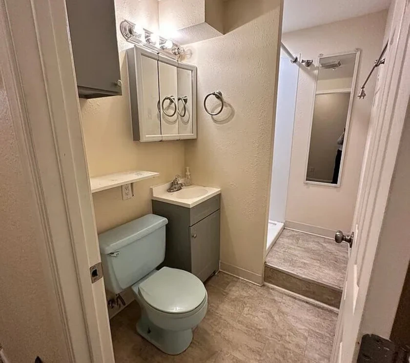 $900 / 1br - 900sqft - spacious clean super quite downstairs apartment in a dupl thumbnail 7