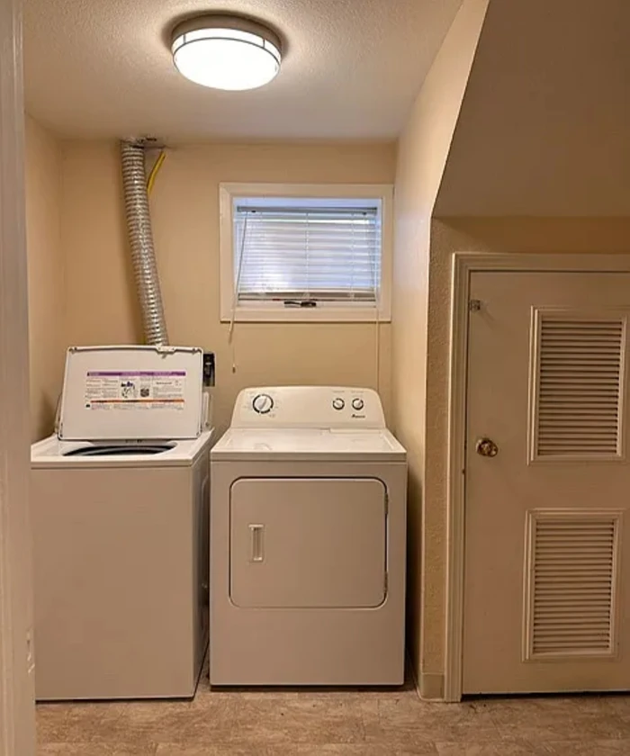 $900 / 1br - 900sqft - spacious clean super quite downstairs apartment in a dupl thumbnail 8