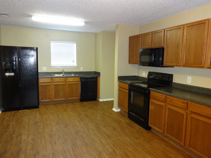 $1,745 / 2634sqft 3bedroom and 2.5bathroom ready to move in thumbnail 3