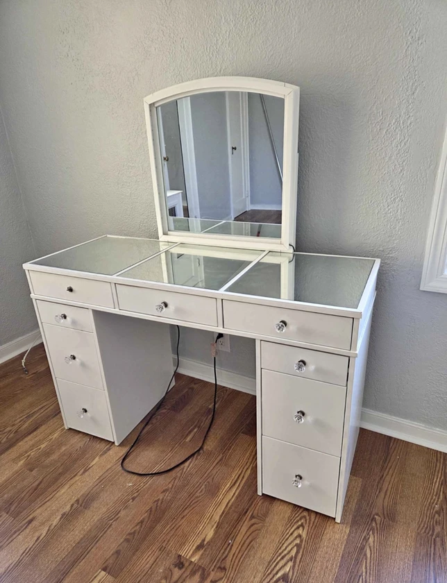 vanity table with stool - $250 thumbnail 3