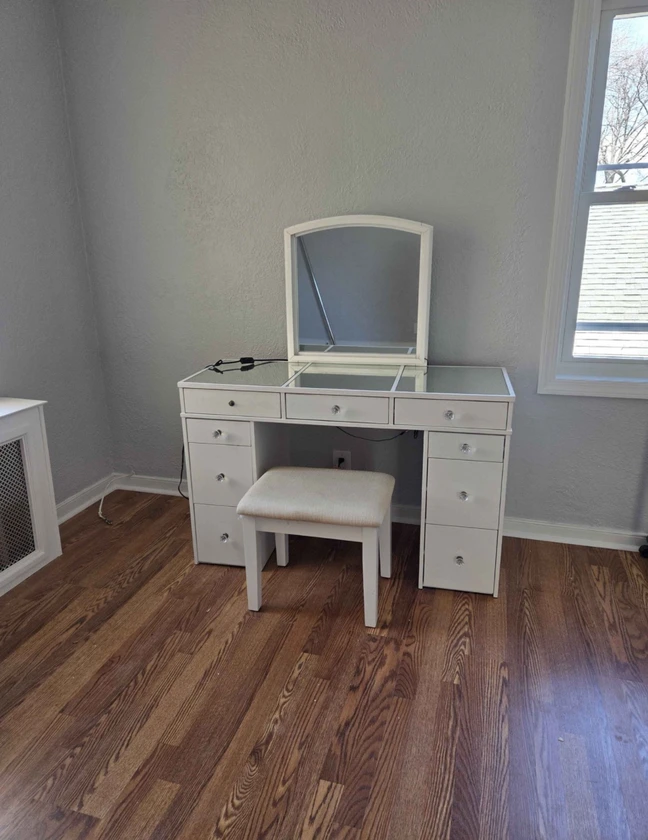 vanity table with stool - $250 thumbnail 4