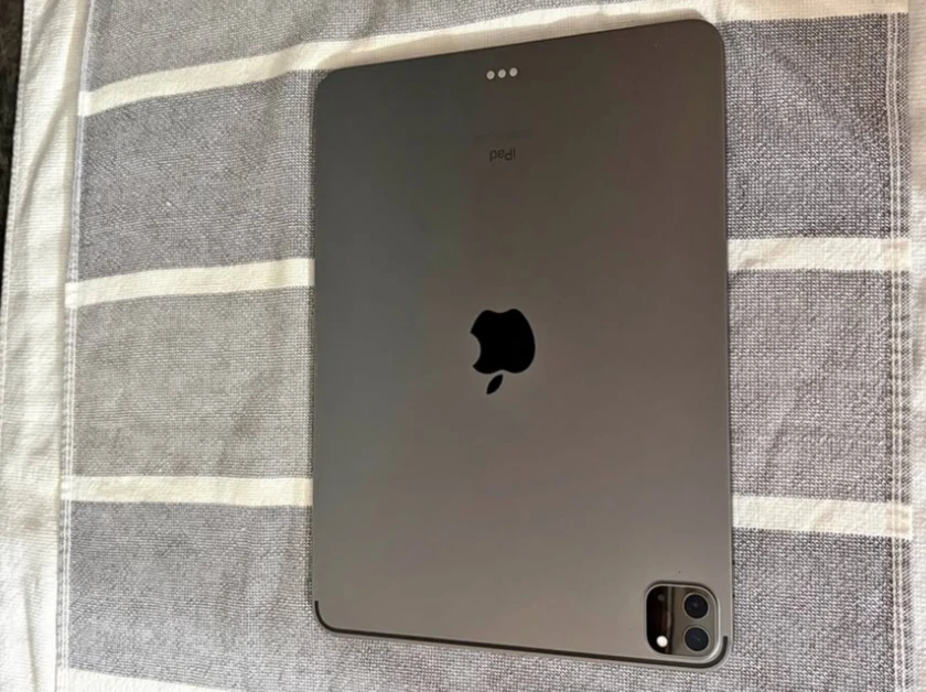 ipad pro 11 inch (2nd generation) and apple magic keyboard thumbnail 2