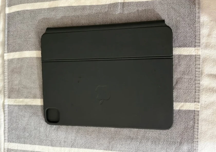 ipad pro 11 inch (2nd generation) and apple magic keyboard thumbnail 3