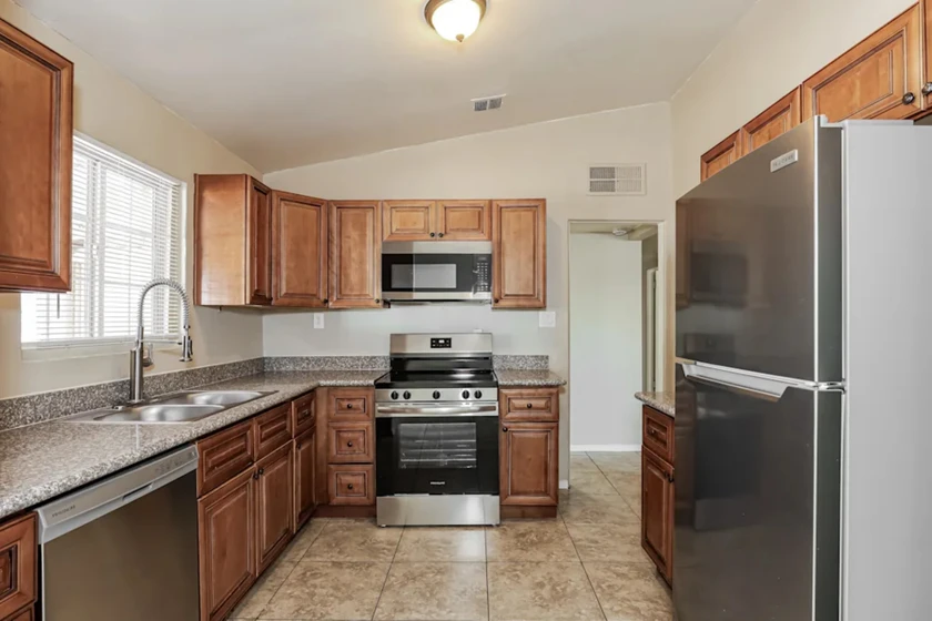 $1,000 / 1761sqft 3 bedrooms and 2 benches available for rent in phoenix, az, 8 thumbnail 3